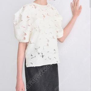 한섬 타임 실크 블렌드 컷아웃 프린지 블라우스