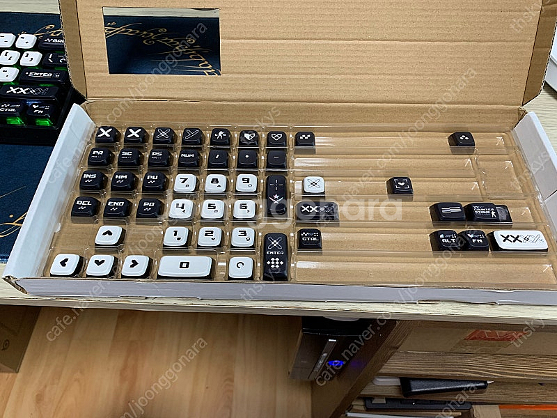 독거미 Win60 자석축 키보드 및 키캡 판매합니다--4