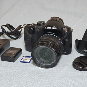 삼성 NX11 카메라와 18-55mm 렌즈