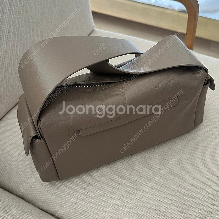 COS 코스 크로스바디 포켓백 다크베이지--2