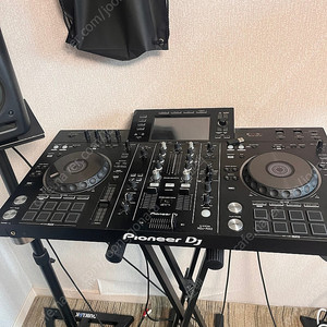 xdj rx2 + rokit5 g2 (스피커스탠드, rx2스탠드 포함) 200에 팝니다