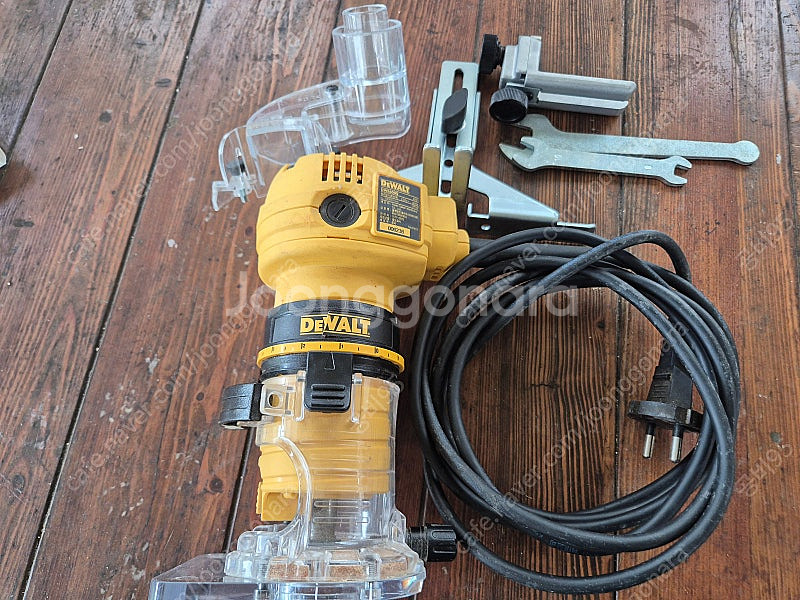 디월트 유선트리머 DWE6000--0