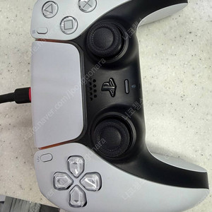 PS5 듀얼센스 화이트 팝니다..