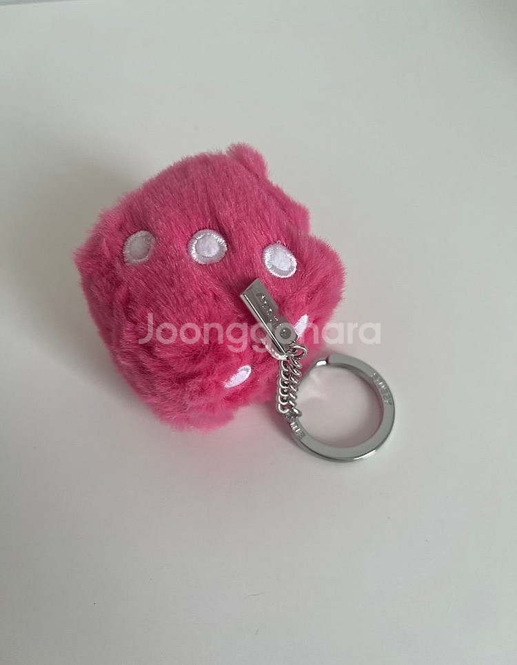 스투시 퍼지 다이스 키링 핑크색상 판매합니다--0