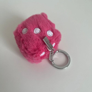 스투시 퍼지 다이스 키링 핑크색상 판매합니다