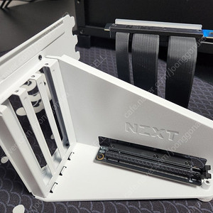 NZXT Vertical GPU Mounting Kit 화이트