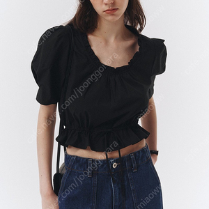 (새상품) 던스트 프릴 셔링 크롭 블라우스 FRILL SHIRRING CROP BLOUSE 블랙핑크 지수 블라우스 코스 자라 포유온 시에 마시모두띠 H&M 동남아 휴양지 블랙 검정