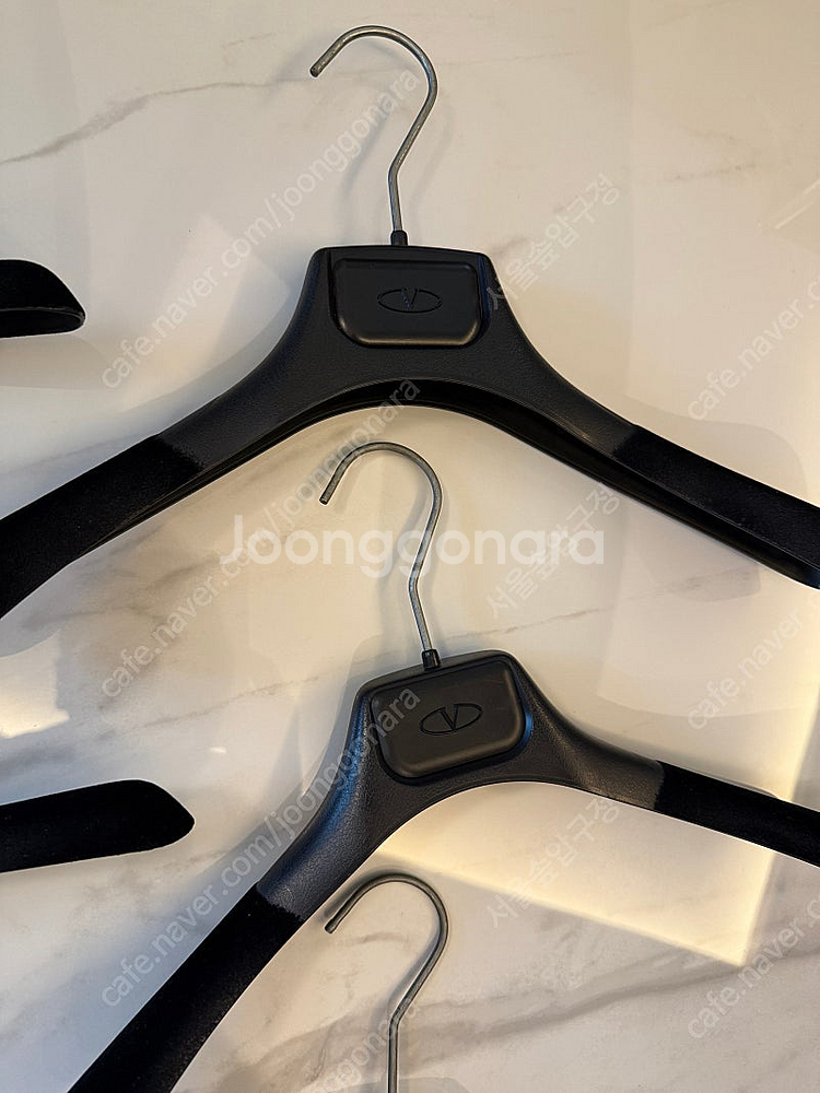 발렌티노 명품 옷걸이 팝니다--0