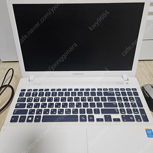 삼성삼성 노트북 NT270E5J-K33D 모델 판매합니다 흰색상의 노트북이고 충전기랑 가방 같이 드려요 무선마우스포함 많이사용하지않아. 상태 깨끗합니다