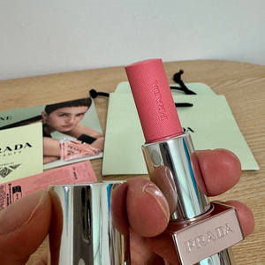 프라다 라이트 글로잉 립컬러 U016 / PRADA GLOWING LIPCOLOR U016