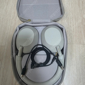 소니 WH-1000XM5 크림 화이트 색상 헤드폰입니다 상태는 사진과 같이 좋습니다 - 30mm 드라이버로 풍부한 음질을 제공해요 - 노이즈 캔슬링 기능으로 몰입감을 높여줍니다
