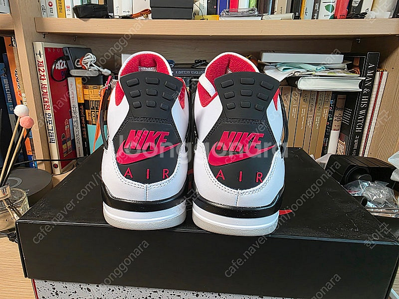 조던4 레트로 파이어레드 290mm 판매합니다.--2