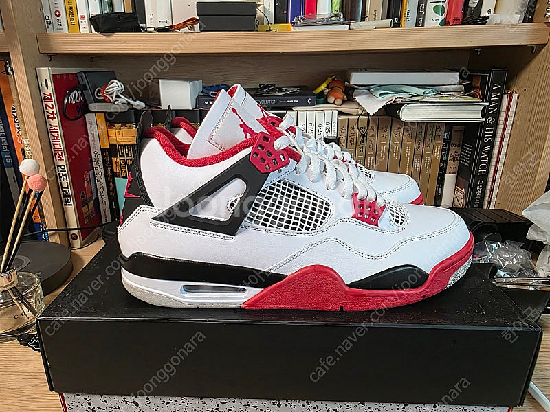 조던4 레트로 파이어레드 290mm 판매합니다.--3