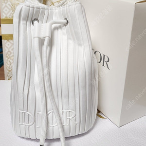 디올 화이트 플리츠 복조리 파우치, 디올 실버 원형 파우치 , 끌레드뽀 원형거울, 아모레 벤자민무어 하트거울