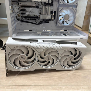 amd 라데온 사파이어 RX9070XT 퓨어 화이트 그래픽카드 팔아요!