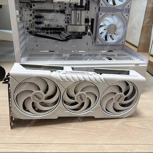 amd 라데온 사파이어 RX9070XT 퓨어 화이트 그래픽카드 팔아요!