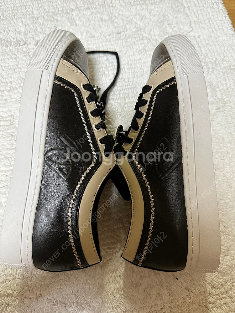 마인 램스킨 엠블럼 스니커즈 블랙 235사이즈--5