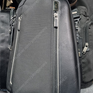 투미 어리베 슬링백