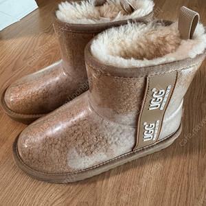 키즈 클리어부츠 어그 (size aus13-2)