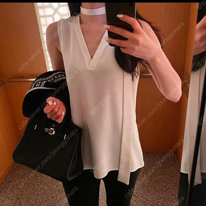 더로랑 타이 나시 블라우스 블랙. 아상블라주 더마농 문트 로제드유 시에 나는꽃 플라잉에스 프레하 블링태 브론 엘보른 마이아이코 수아마르
