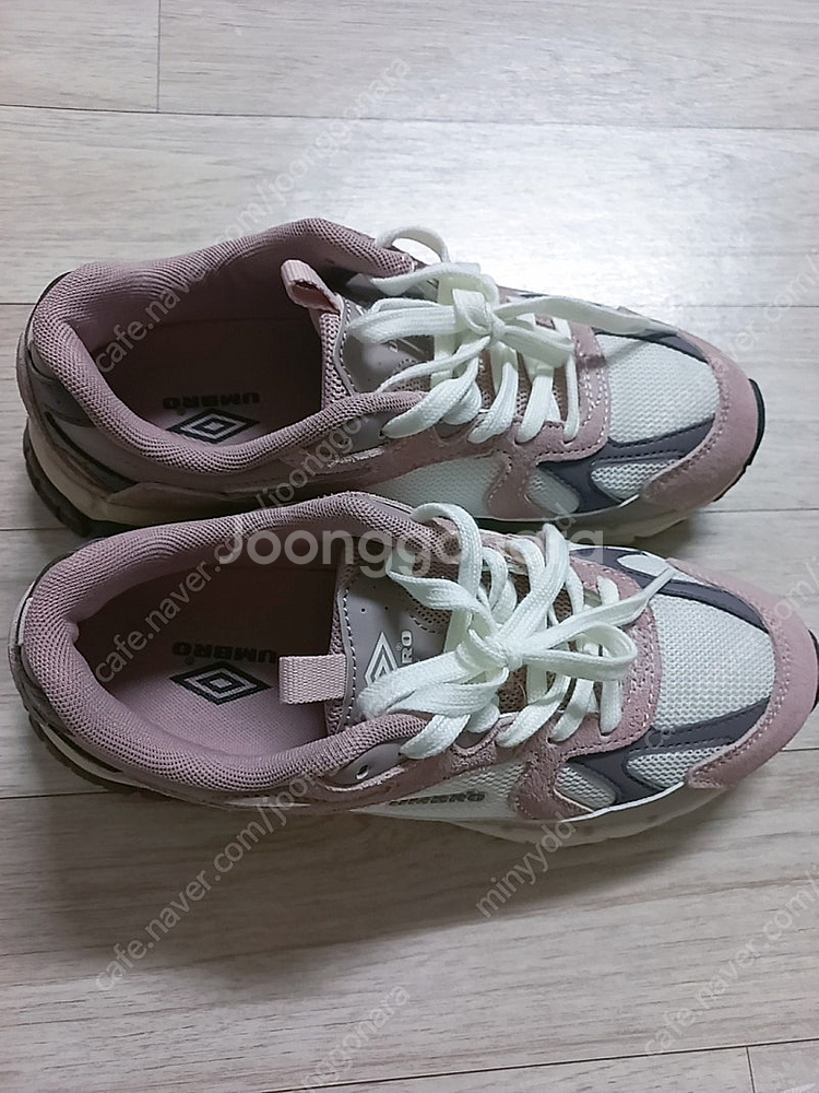 엄브로 여성 여자 운동화 250mm 새상품--1