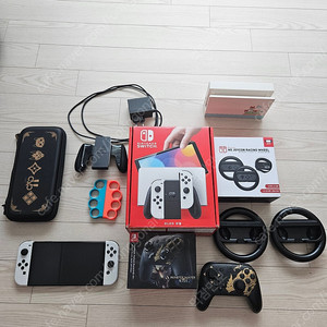 닌텐도 스위치 OLED 화이트 + 프로콘 + 파우치 + 레이싱휠 + 동물의숲 독 + SD카드 400기가 판매합니다.