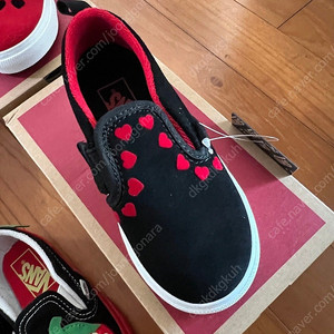 반스 토들러 슬립온 하트 블랙, 레드