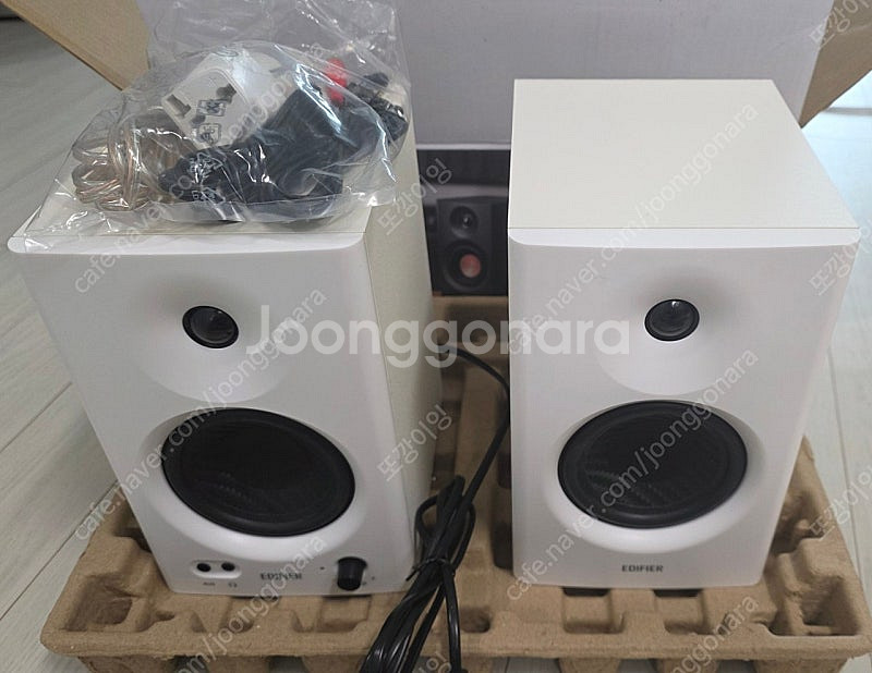 Edifier 에디파이어 스피커 MR4 화이트 팝니다.--0