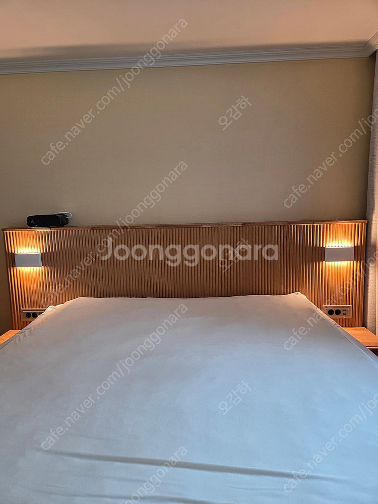 룸에이 원목 라지킹 침대 프레임--1