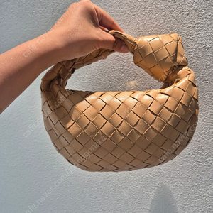 보테가베네타 조디 미니 아몬드색상