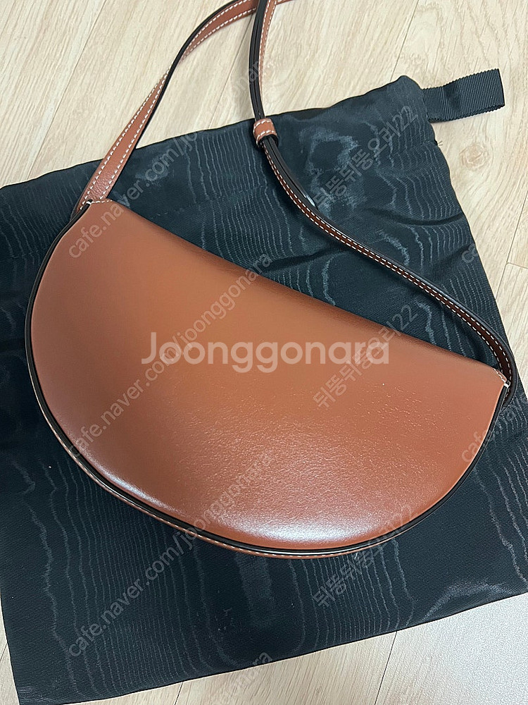 셀린느 베사체 트리오페 퀴르 크로스백--5