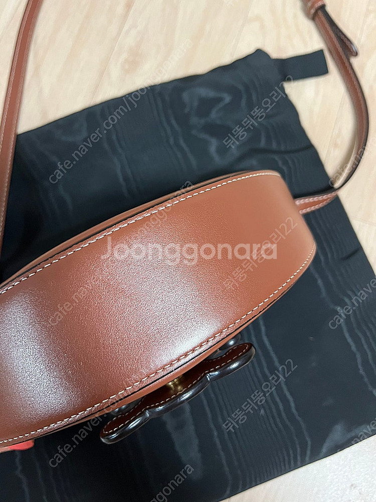 셀린느 베사체 트리오페 퀴르 크로스백--6