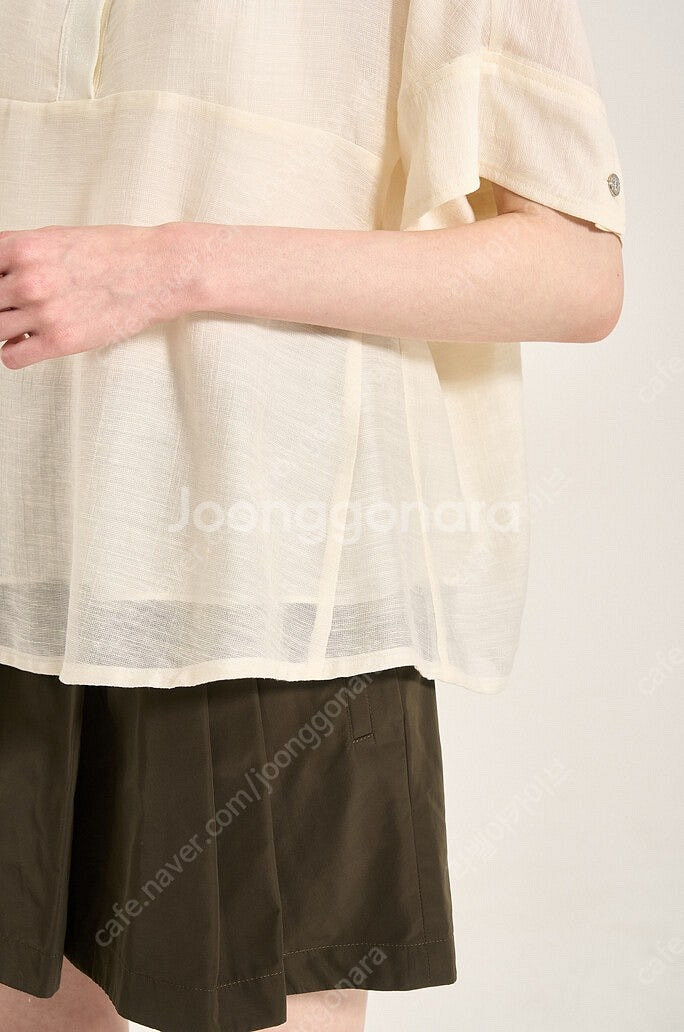 2024 SJSJ 린넨 블렌드 시퀸 레터링 탑 한섬--3