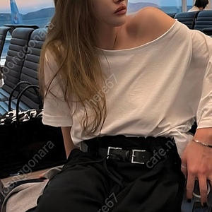 아웃핏 숄더 보트넥 티