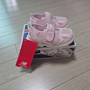 쿨거래시 9만9천! 미착용 택채새제품 뉴발란스 키즈 매쉬샌들 가볍고편한 신고벗기편한신발 사이즈 150