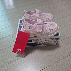 쿨거래시 9만9천! 미착용 택채새제품 뉴발란스 키즈 매쉬샌들 가볍고편한 신고벗기편한신발 사이즈 150