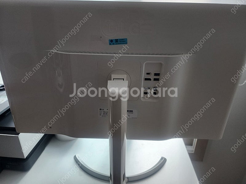 LG 32UD99 부품용 패널깨짐--1