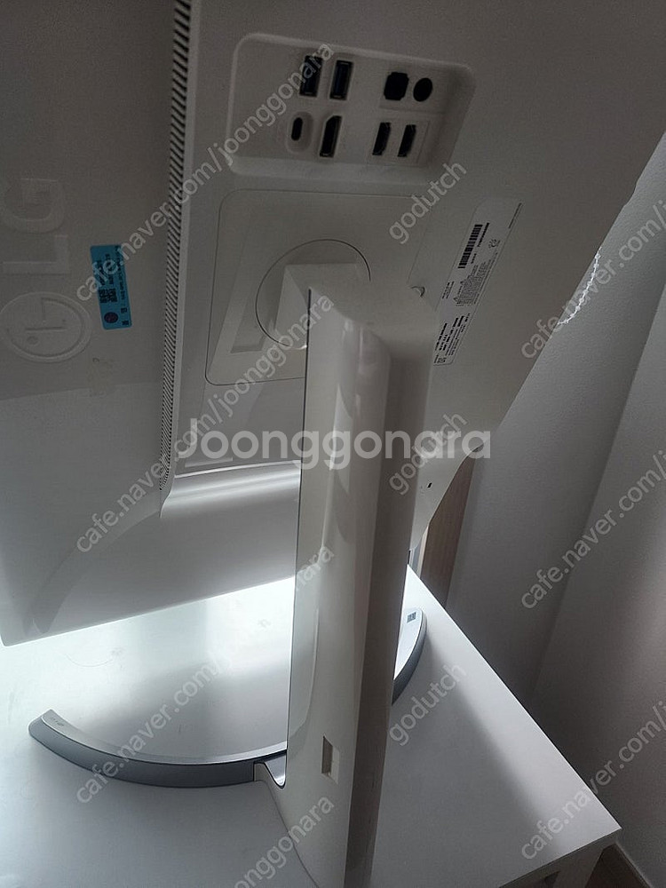 LG 32UD99 부품용 패널깨짐--2