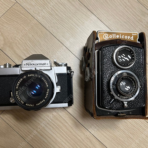 빈티지 장식용 카메라 2종 니코르마트(Nikkormat)와 롤라이코드(Rolleicord)