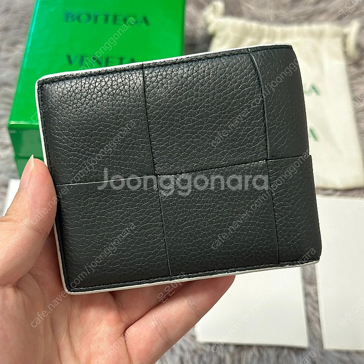 [풀구성]보테가베네타 맥시 플랩 투톤 반지갑 차콜그레이--1