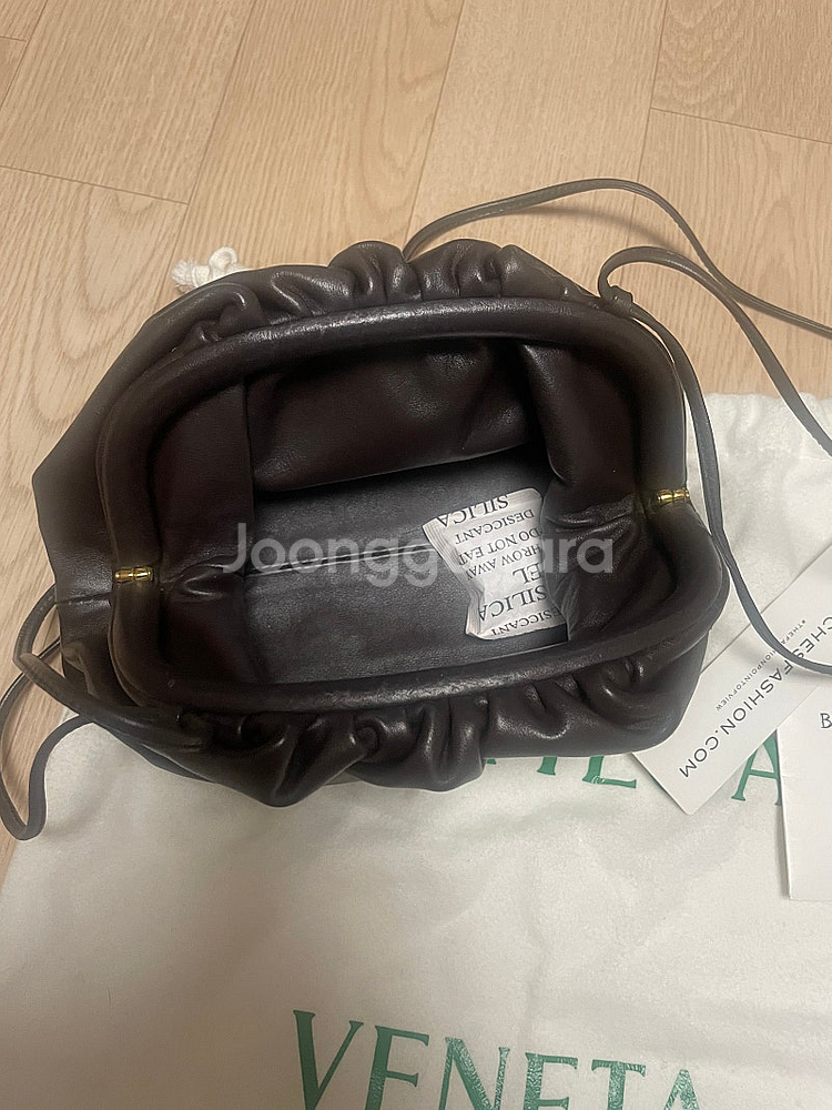 보테가베네타 만두백 브라운 색상 팝니다--1