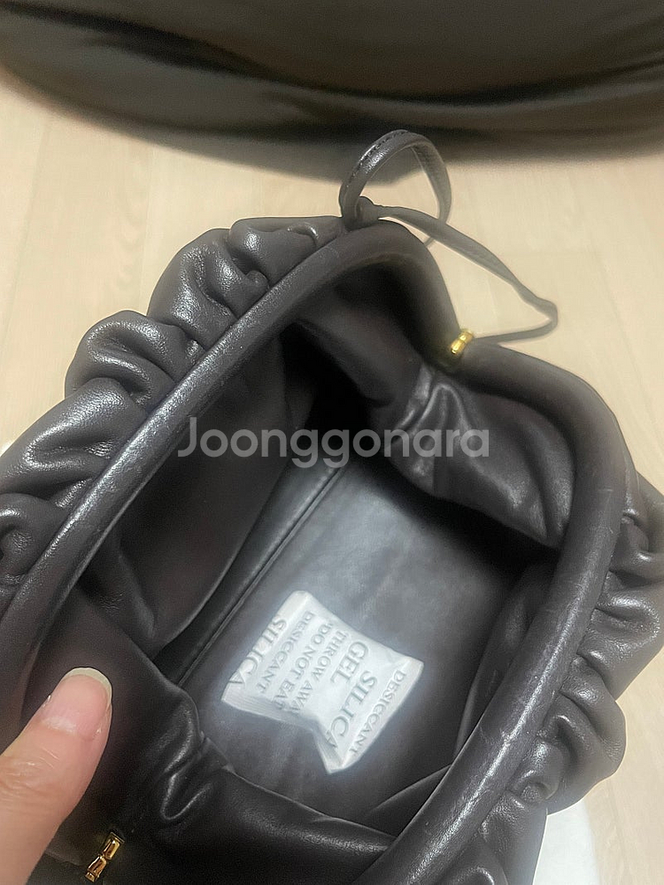 보테가베네타 만두백 브라운 색상 팝니다--2