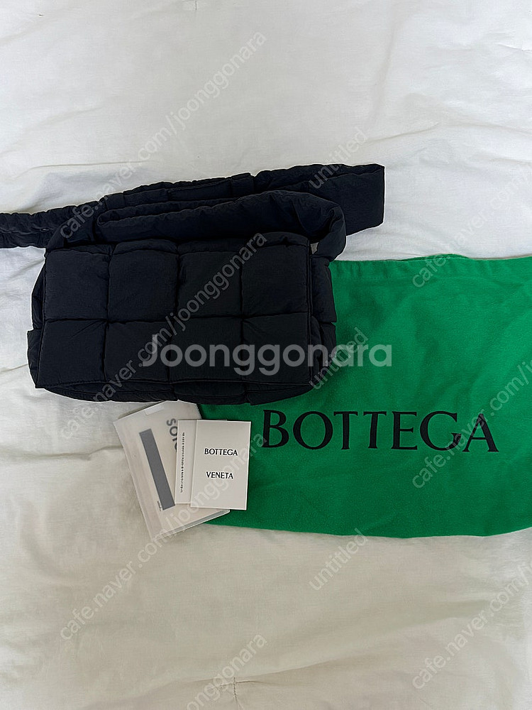 보테가베네타 패딩 패디드 카세트백 블랙 팝니다--3