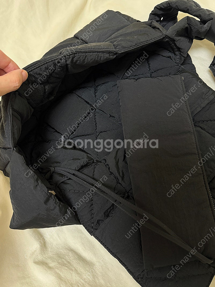 보테가베네타 패딩 패디드 카세트백 블랙 팝니다--4