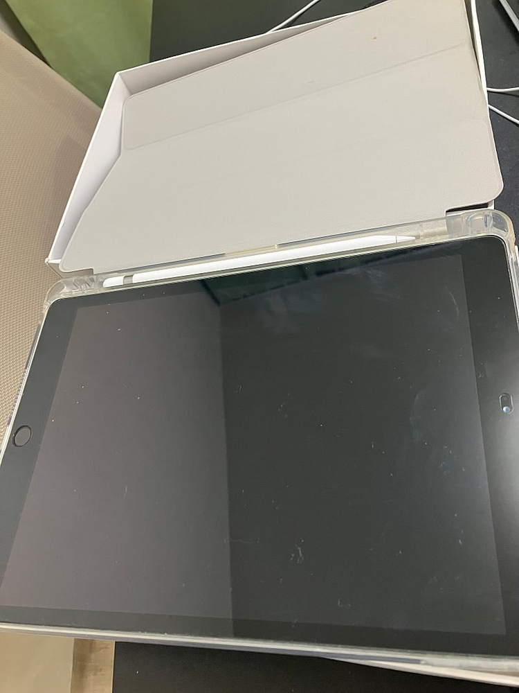 아이패드 7세대 그레이 32기가, 애플펜슬 1세대, 케이스 20만원에 팔아요 이미지