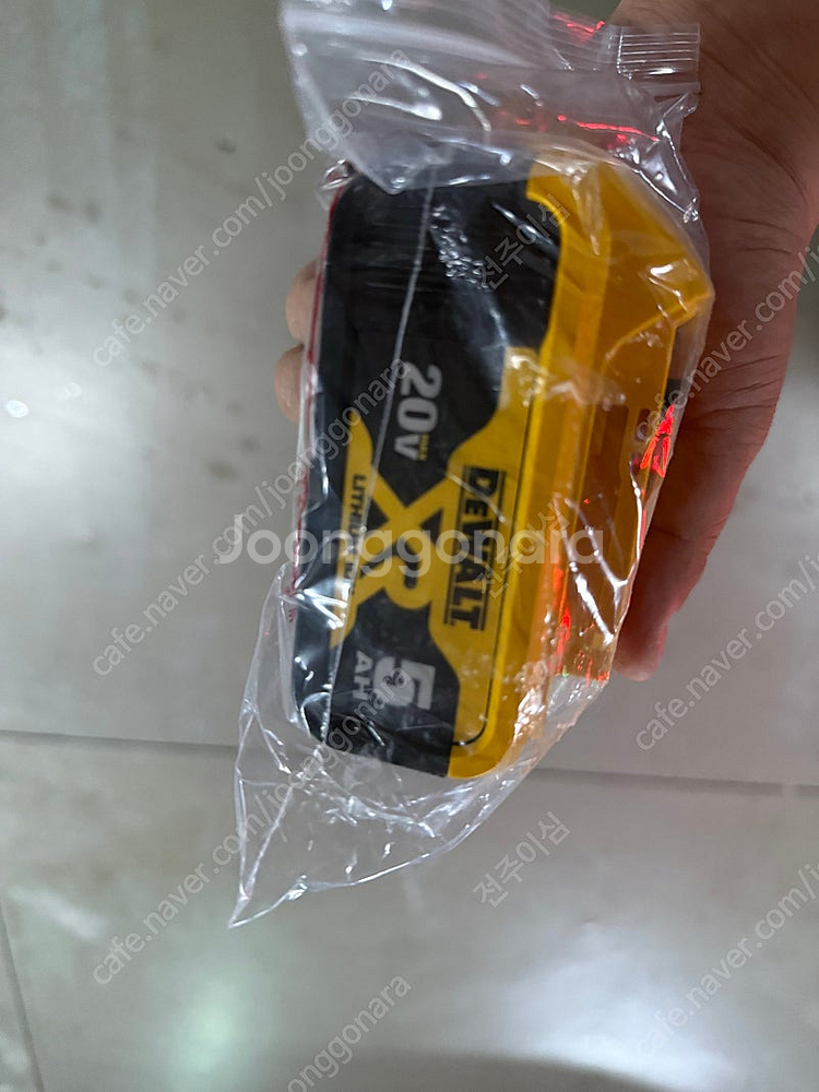 미사용) 디월트 DCB184 20V 5A 배터리 팜 정...--1