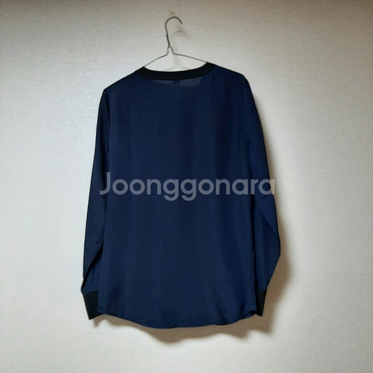 제이크루 블라우스 네이비색상 66사이즈 택배비는 별도입니다--1