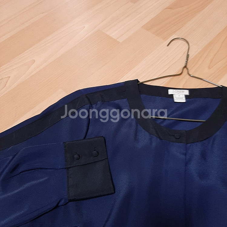 제이크루 블라우스 네이비색상 66사이즈 택배비는 별도입니다--2