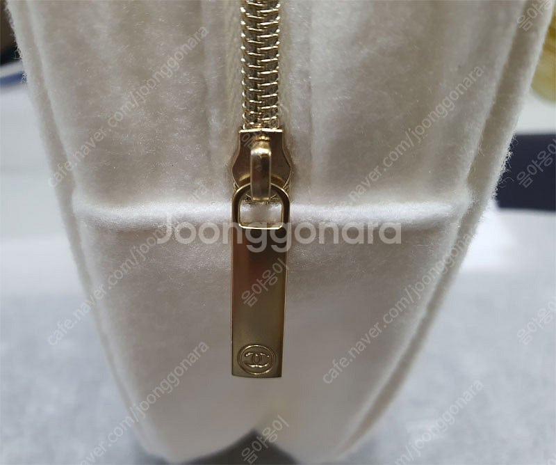 샤넬 뷰티 화이트 사각 파우치--1