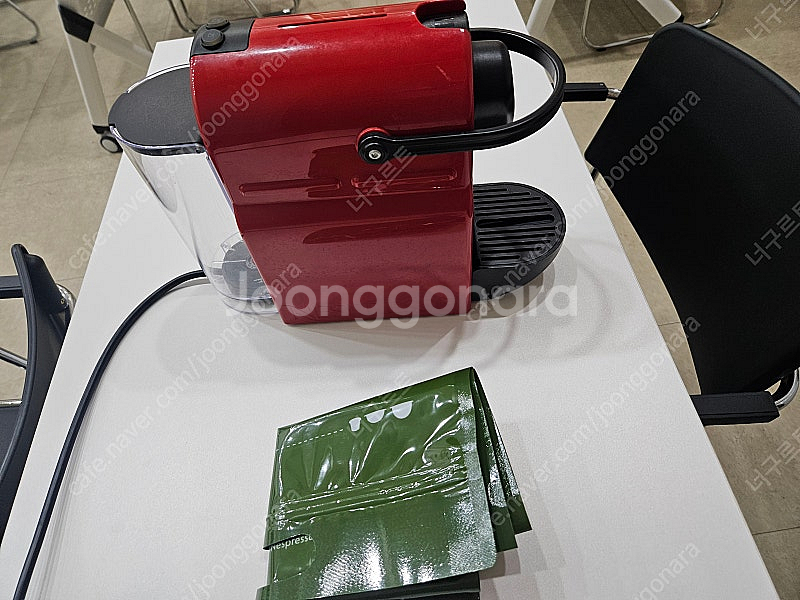네스프레소 캡슐 커피머신 한국정품 C40 레드 팝니다(...--1